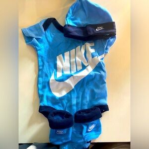 Nike Baby Boys Onesie Hat Booties Matching Set 6-12 Months